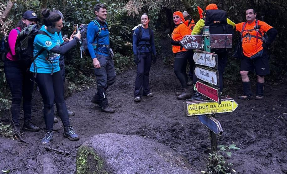 Com apoio do IAT, mutirão recolheu cerca de 15 quilos de lixo do Pico Paraná