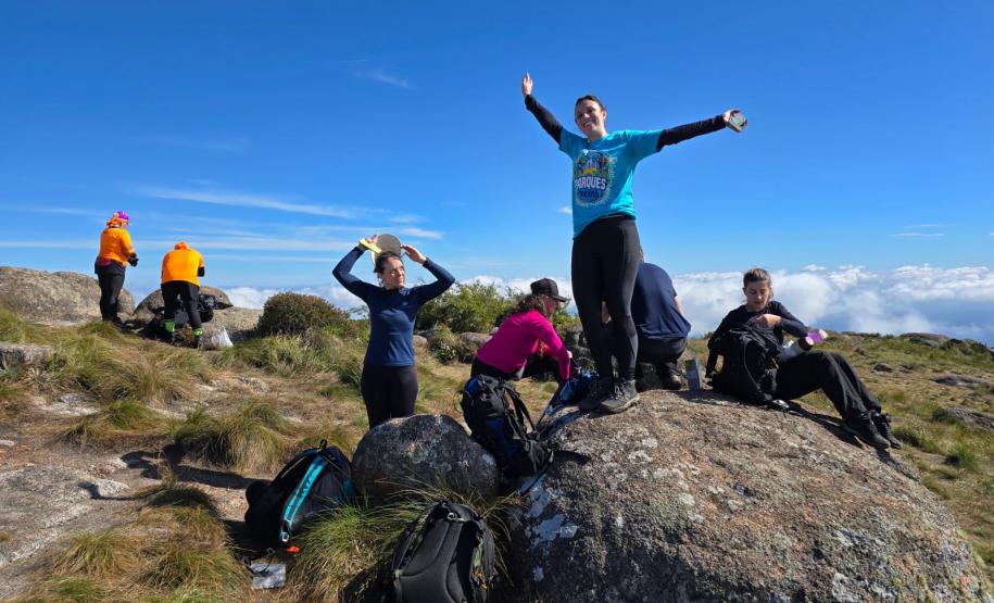 Com apoio do IAT, mutirão recolheu cerca de 15 quilos de lixo do Pico Paraná