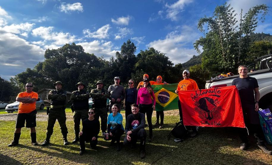 Com apoio do IAT, mutirão recolheu cerca de 15 quilos de lixo do Pico Paraná