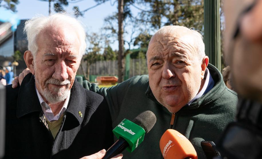 Jardim do Palácio Iguaçu recebe clone de araucária de 700 anos