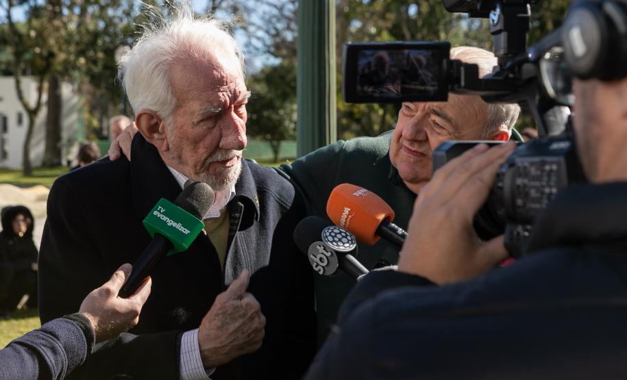 Jardim do Palácio Iguaçu recebe clone de araucária de 700 anos