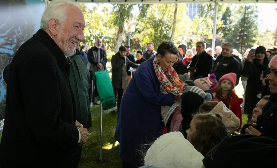 Jardim do Palácio Iguaçu recebe clone de araucária de 700 anos