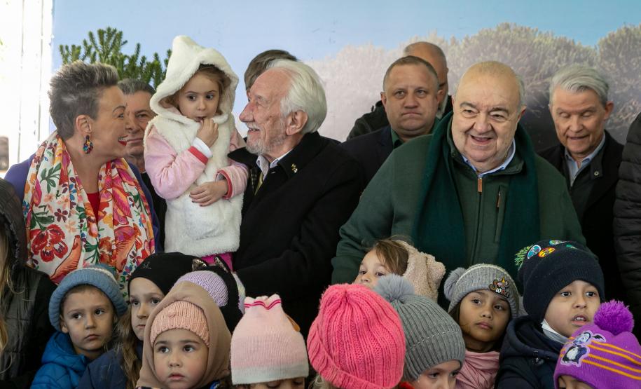 Jardim do Palácio Iguaçu recebe clone de araucária de 700 anos