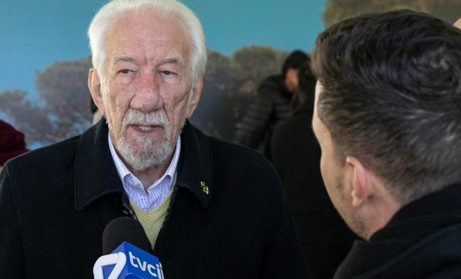 Jardim do Palácio Iguaçu recebe clone de araucária de 700 anos