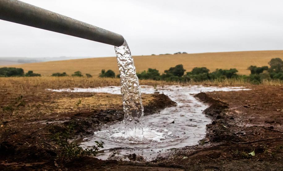 Construção de poços artesianos e implantação de projetos de irrigação são algumas das ações estabelecidas pelo Governo do Paraná para combater a estiagem.