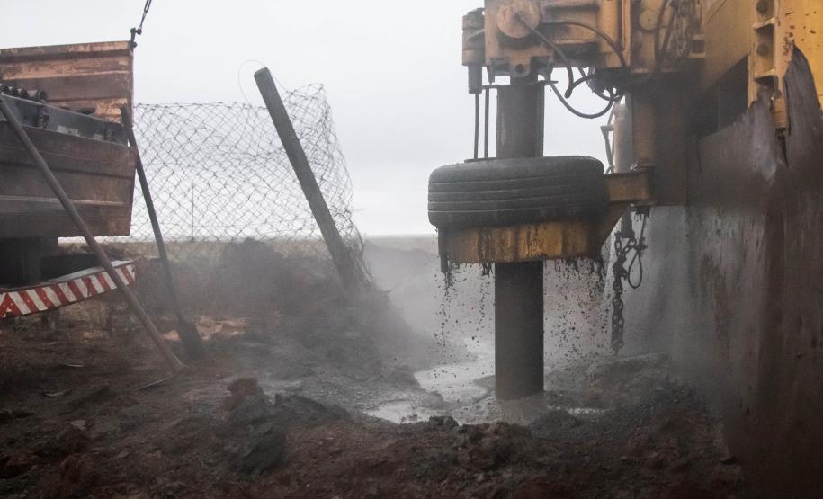 Construção de poços artesianos e implantação de projetos de irrigação são algumas das ações estabelecidas pelo Governo do Paraná para combater a estiagem.