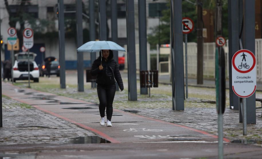 Após dias congelantes, fim de semana será chuvoso no Paraná
