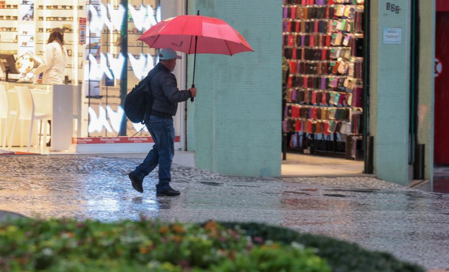 Chuva se aproxima do Paraná depois de mais de 20 dias com predomínio de sol