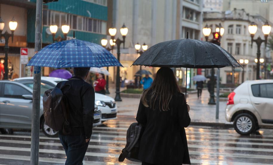 Nova frente fria trará chuva e queda das temperaturas ao Paraná, prevê Simepar