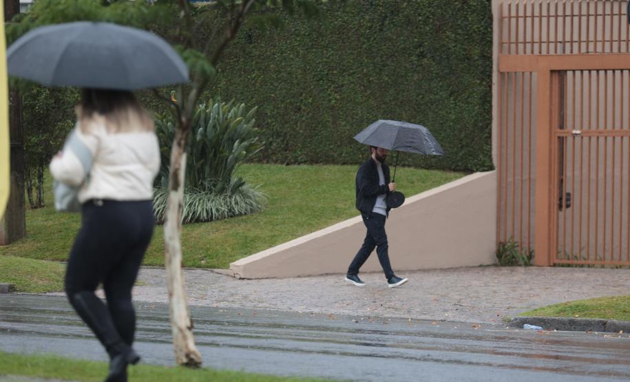 Junho terminou com temperaturas abaixo e chuvas acima da média no Paraná