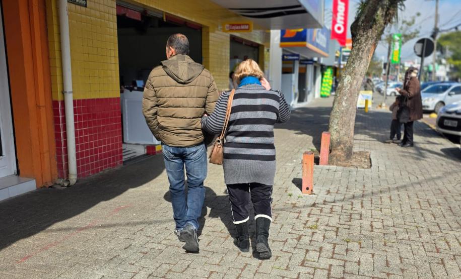 Após sábado de sol, nova frente fria impacta o tempo no Paraná no domingo, prevê Simepar