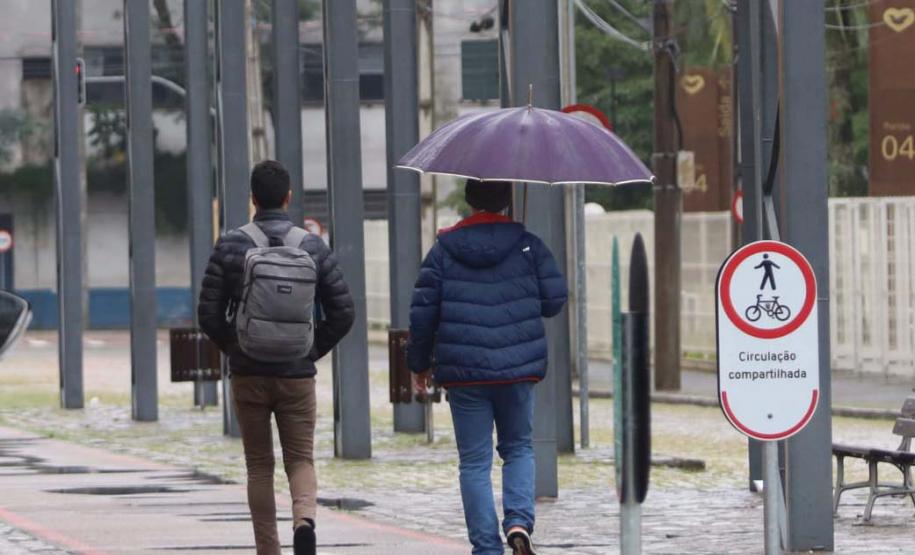 Sábado com sol, domingo com chuva: fim de semana terá dois momentos climáticos no Paraná