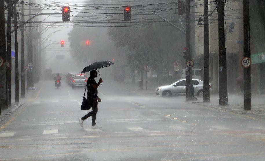 Após domingo marcado por chuva e ventos de mais de 70 km/h, frio vai voltar ao Paraná