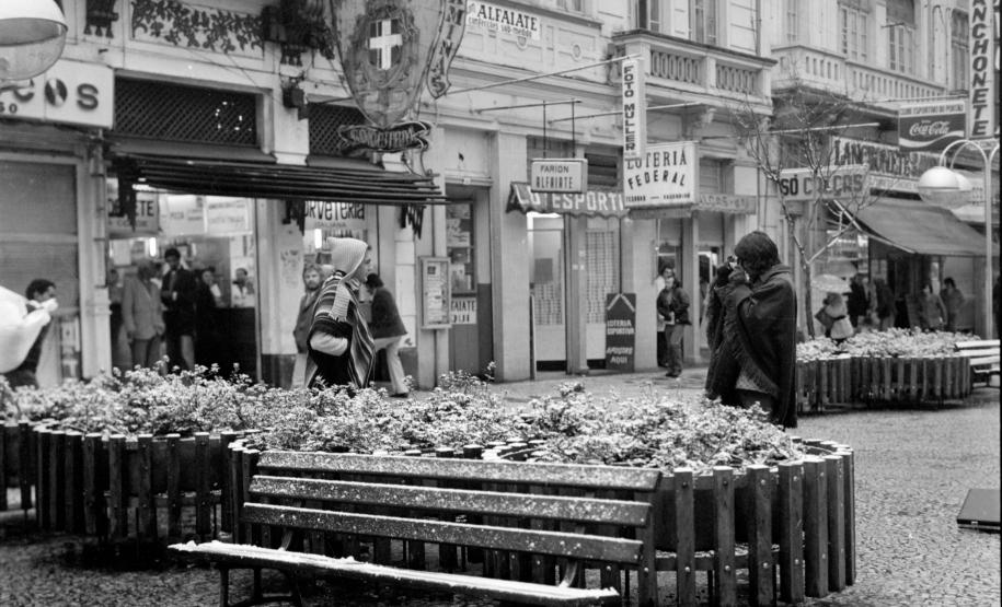 Há 50 anos, Curitiba ficava toda branca: Simepar explica o fenômeno da neve de 1975