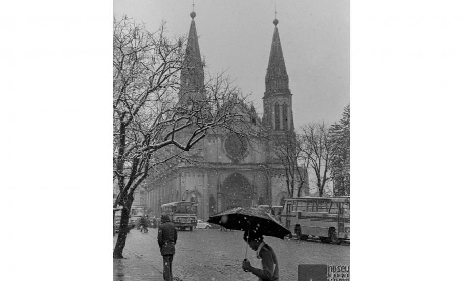 Há 50 anos, Curitiba ficava toda branca: Simepar explica o fenômeno da neve de 1975