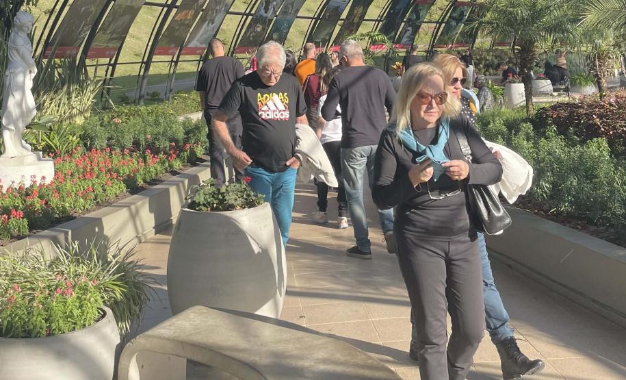 Exposição sobre fauna ameaçada atrai turistas ao Jardim Botânico de Curitiba