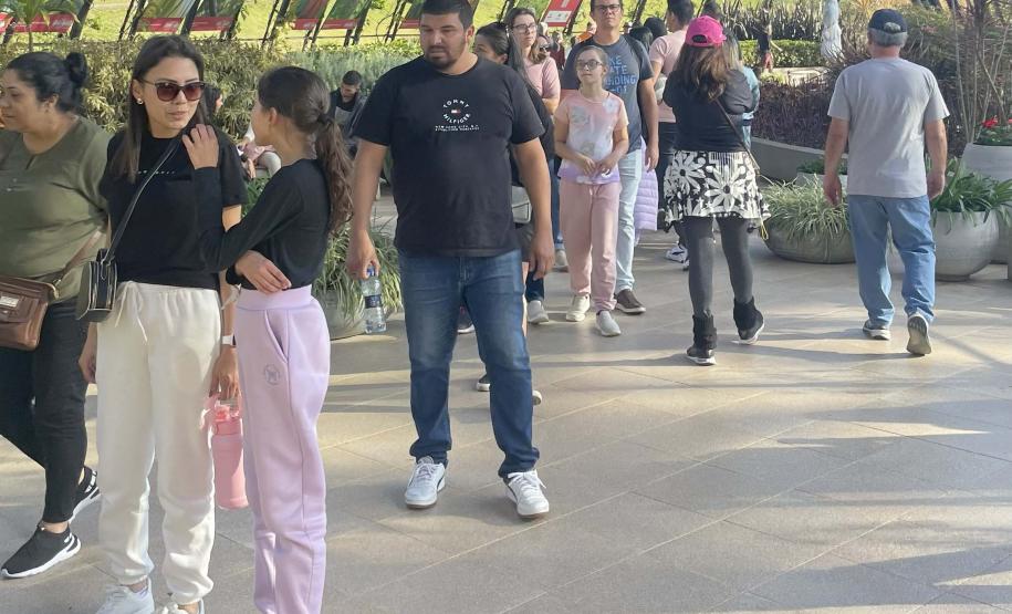 Exposição sobre fauna ameaçada atrai turistas ao Jardim Botânico de Curitiba