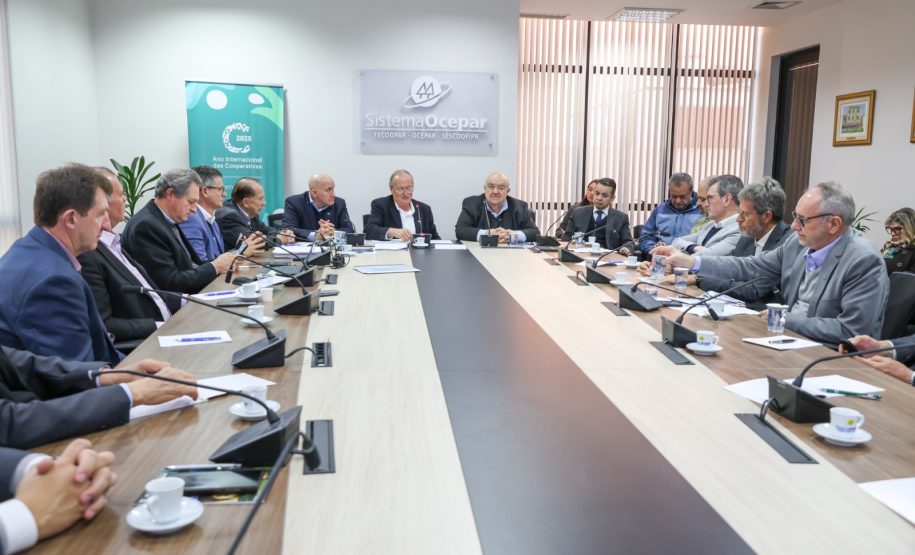 Governo do Paraná apresenta investimentos em monitoramento climático ao Sistema Ocepar