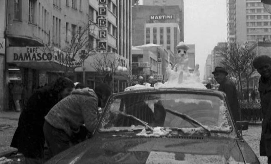 Há 50 anos, Curitiba ficava toda branca: Simepar explica o fenômeno da neve de 1975