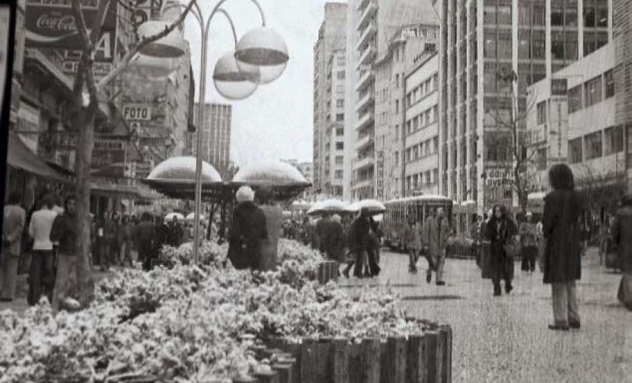 Há 50 anos, Curitiba ficava toda branca: Simepar explica o fenômeno da neve de 1975