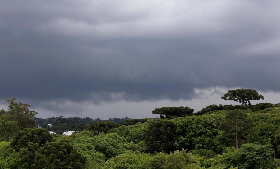 Após domingo marcado por chuva e ventos de mais de 70 km/h, frio vai voltar ao Paraná