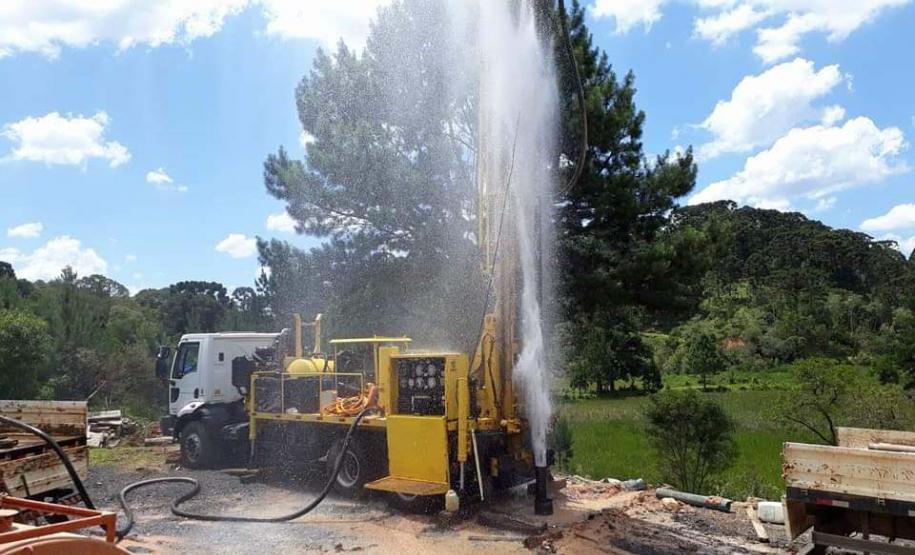 Poços artesianos: Estado leva água potável a 1,2 mil famílias do campo no 1º semestre