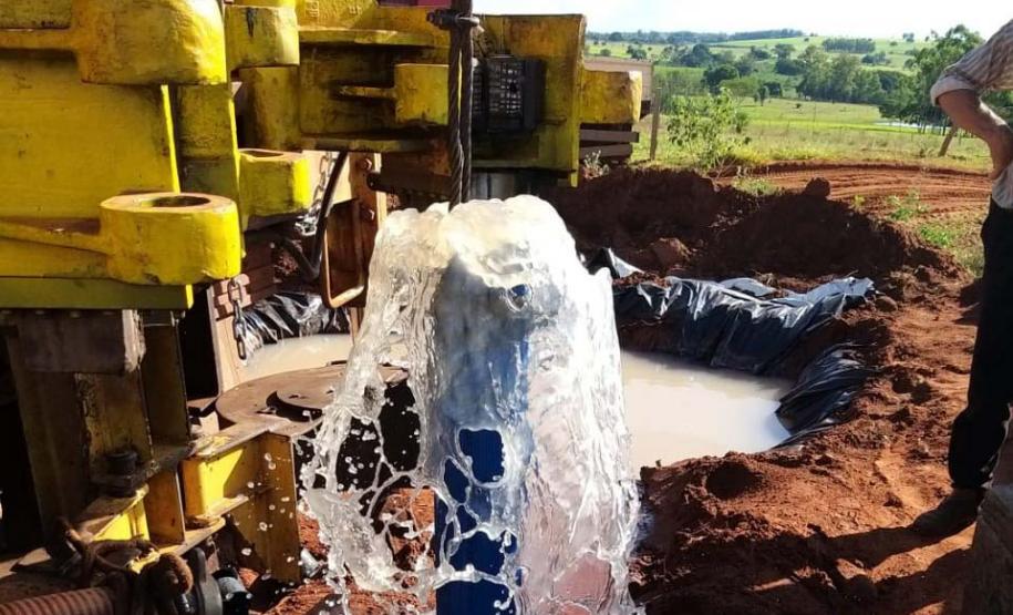 Poços artesianos: Estado leva água potável a 1,2 mil famílias do campo no 1º semestre