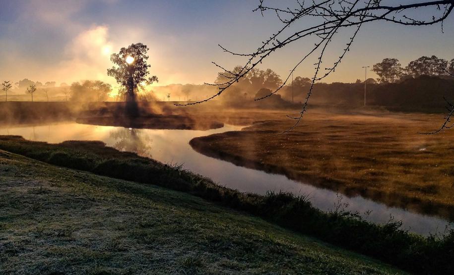 Após sábado de sol, nova frente fria impacta o tempo no Paraná no domingo, prevê Simepar