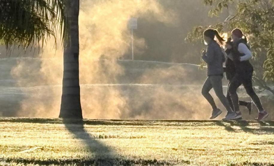 Após sábado de sol, nova frente fria impacta o tempo no Paraná no domingo, prevê Simepar