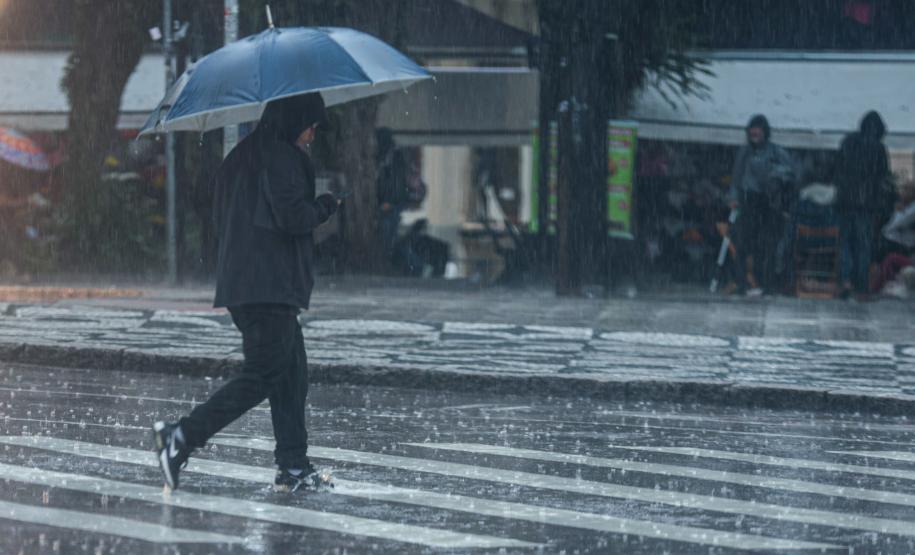 Final de semana será de chuva e ventos fortes em parte do Paraná, prevê Simepar