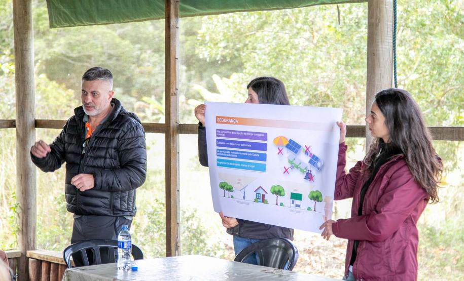 Copel apresenta a moradores da Ponta Oeste da Ilha do Mel projeto de energia solar