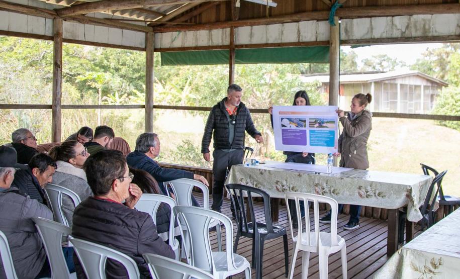 Copel apresenta a moradores da Ponta Oeste da Ilha do Mel projeto de energia solar