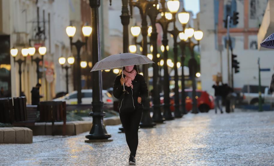 Chuva e queda de temperatura: chegada de frente fria muda o tempo na metade Sul do Paraná