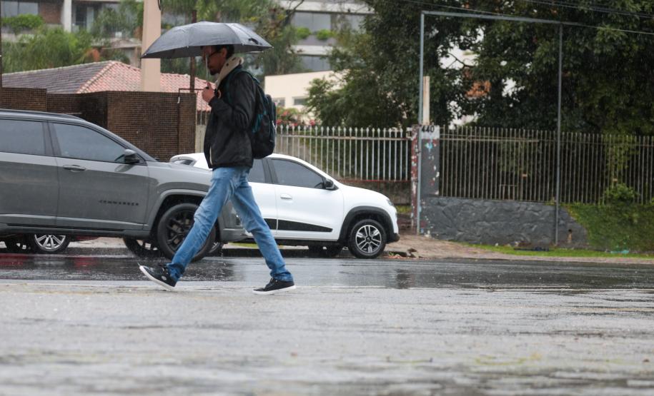 Rajadas de vento e muita chuva: última frente fria do inverno impactou o Paraná