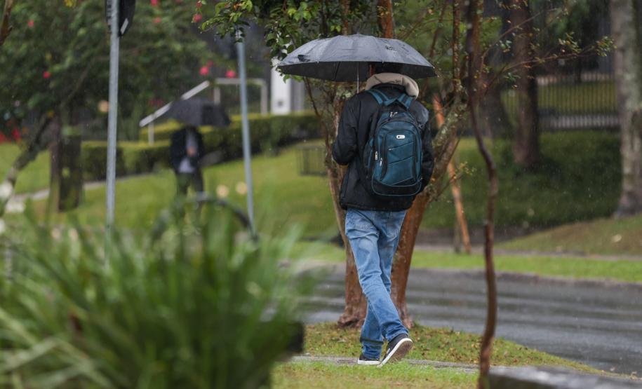 Nova frente fria traz chuvas para o Paraná e risco de temporais na faixa Oeste, prevê Simepar