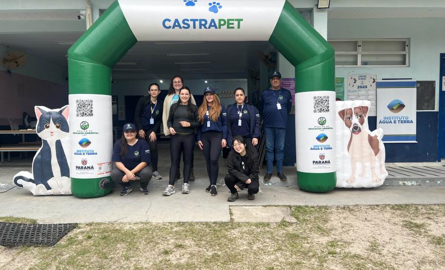 Passagem extra do CastraPet Paraná pela Ilha do Mel beneficia 102 animais