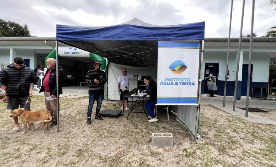 Passagem extra do CastraPet Paraná pela Ilha do Mel beneficia 102 animais