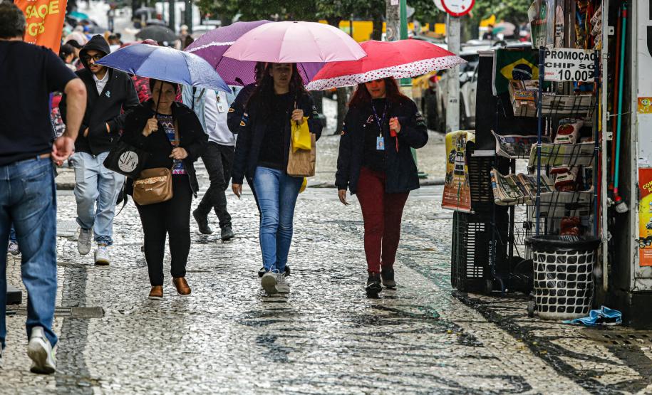 Chuva e queda de temperatura: chegada de frente fria muda o tempo na metade Sul do Paraná