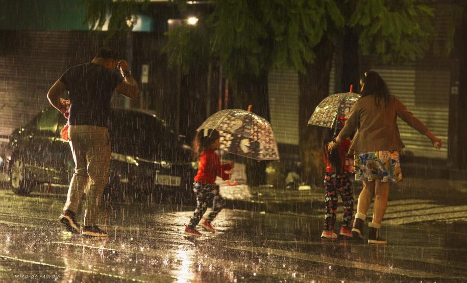 Após chuvas nos últimos dias, Dia das Crianças terá novas tempestades no Paraná