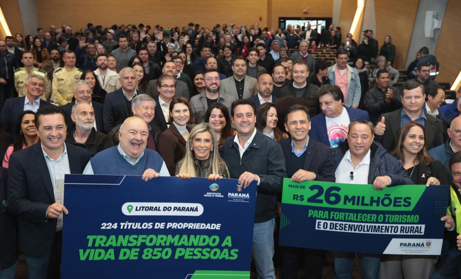 Regularização: governador entrega títulos de propriedade para 224 imóveis no Litoral