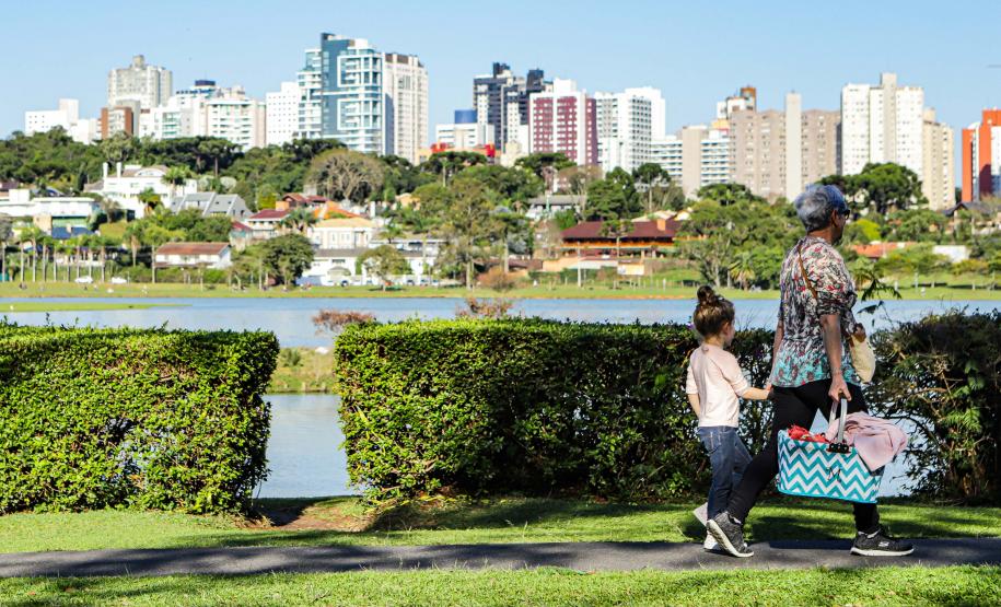 Após 2ª temperatura mais alta do ano e recordes de calor, Paraná terá nova frente fria