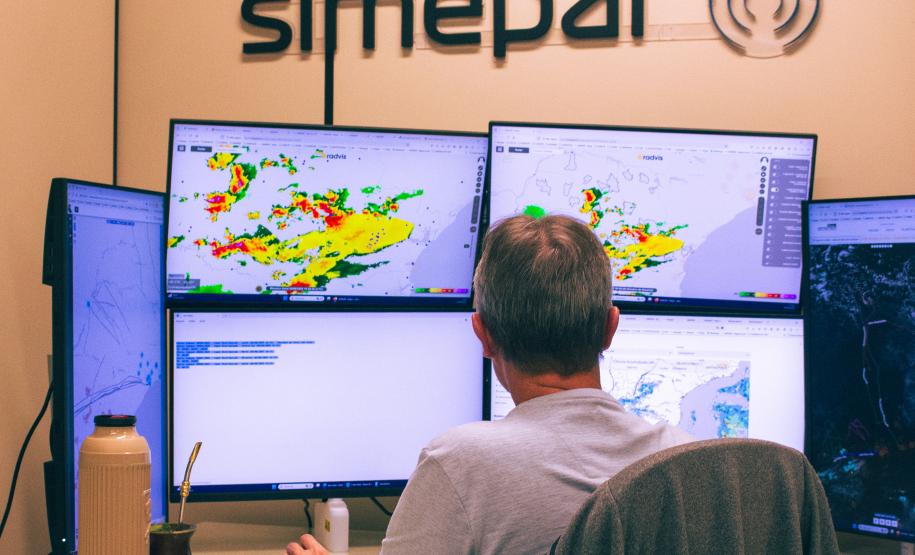 Dia do Meteorologista: saiba como profissionais do Simepar fazem a previsão do tempo