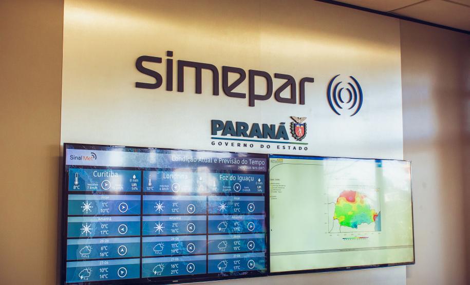 Dia do Meteorologista: saiba como profissionais do Simepar fazem a previsão do tempo