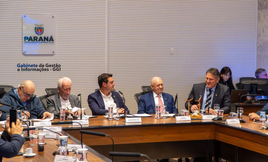 O governador Carlos Massa Ratinho Junior recebeu nesta terça-feira (7), no Palácio Iguaçu, em Curitiba, representantes da Vento Sul Energia para a entrega da Licença de Instalação (LI) do Complexo Eólico Palmas II, localizado no município de Palmas, no Sudoeste do Estado.