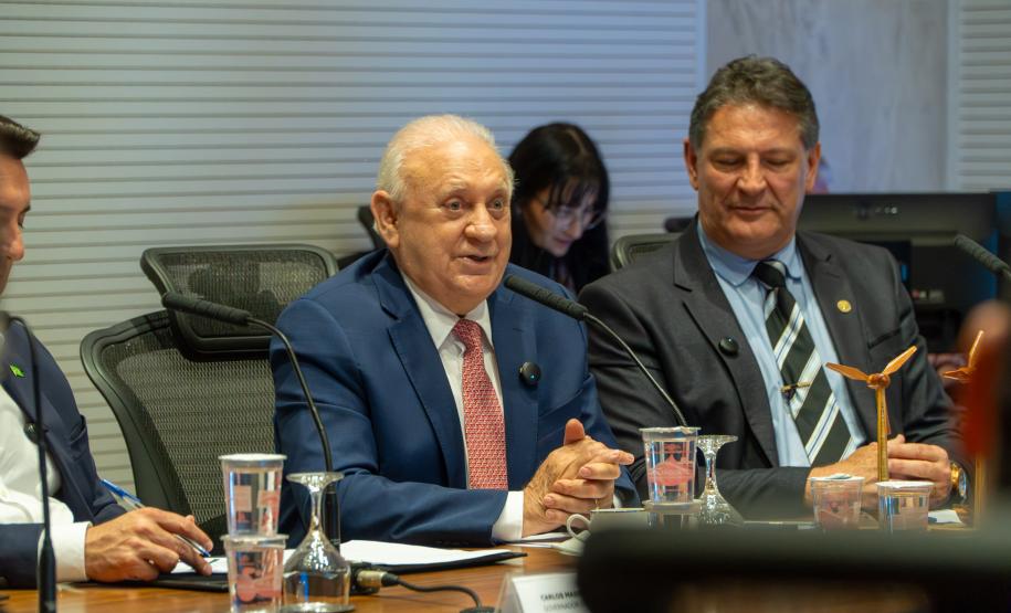 O governador Carlos Massa Ratinho Junior recebeu nesta terça-feira (7), no Palácio Iguaçu, em Curitiba, representantes da Vento Sul Energia para a entrega da Licença de Instalação (LI) do Complexo Eólico Palmas II, localizado no município de Palmas, no Sudoeste do Estado.