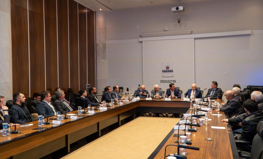 O governador Carlos Massa Ratinho Junior recebeu nesta terça-feira (7), no Palácio Iguaçu, em Curitiba, representantes da Vento Sul Energia para a entrega da Licença de Instalação (LI) do Complexo Eólico Palmas II, localizado no município de Palmas, no Sudoeste do Estado.