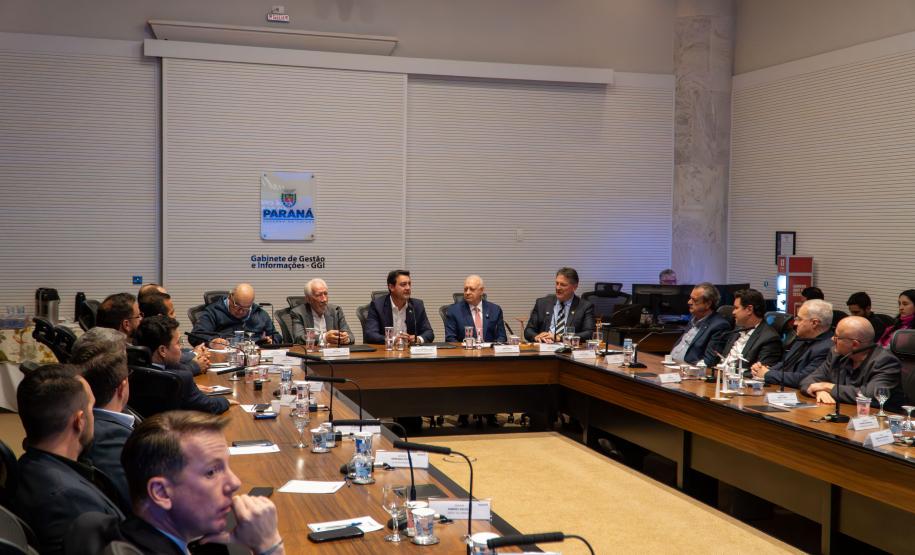 O governador Carlos Massa Ratinho Junior recebeu nesta terça-feira (7), no Palácio Iguaçu, em Curitiba, representantes da Vento Sul Energia para a entrega da Licença de Instalação (LI) do Complexo Eólico Palmas II, localizado no município de Palmas, no Sudoeste do Estado.