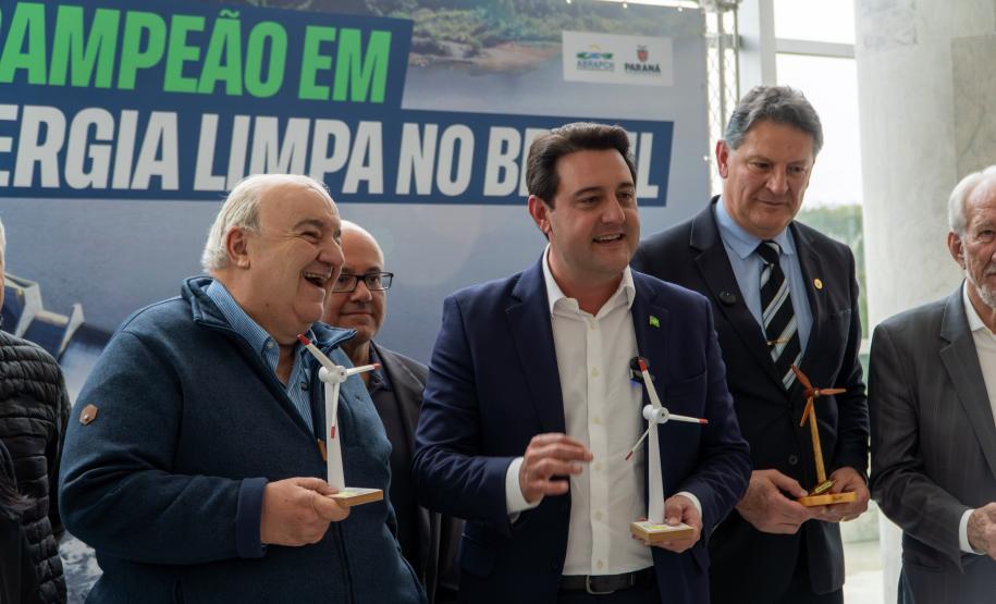 O governador Carlos Massa Ratinho Junior recebeu nesta terça-feira (7), no Palácio Iguaçu, em Curitiba, representantes da Vento Sul Energia para a entrega da Licença de Instalação (LI) do Complexo Eólico Palmas II, localizado no município de Palmas, no Sudoeste do Estado.