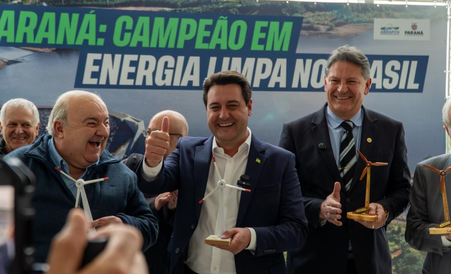 O governador Carlos Massa Ratinho Junior recebeu nesta terça-feira (7), no Palácio Iguaçu, em Curitiba, representantes da Vento Sul Energia para a entrega da Licença de Instalação (LI) do Complexo Eólico Palmas II, localizado no município de Palmas, no Sudoeste do Estado.