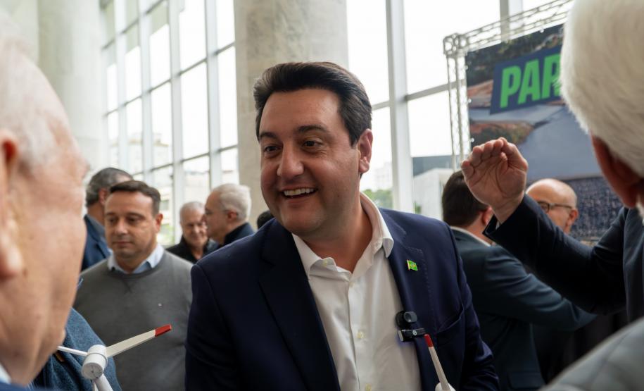 O governador Carlos Massa Ratinho Junior recebeu nesta terça-feira (7), no Palácio Iguaçu, em Curitiba, representantes da Vento Sul Energia para a entrega da Licença de Instalação (LI) do Complexo Eólico Palmas II, localizado no município de Palmas, no Sudoeste do Estado.